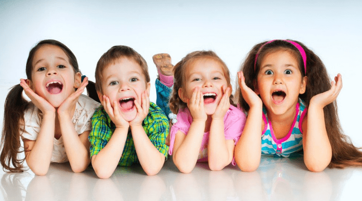 anak anak bermain bersama