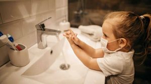 Mengajarkan Anak Cuci Tangan Setelah Bermain di Playground
