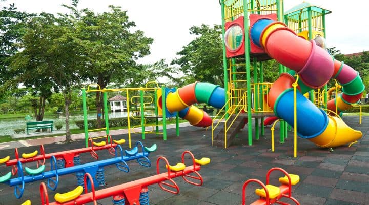 perbedaan taman bermain