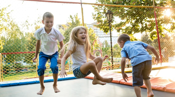 Bermain playground membuat anak bahagia 
