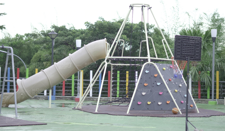lokasi pemasangan playground di Taman Bermain PIK 1 Jakarta Utara