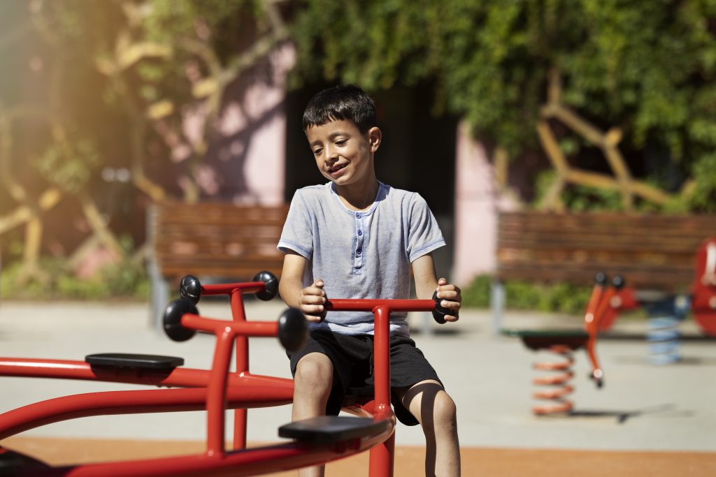 Gunakan Alat Fitness Outdoor di Sekolah